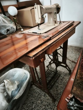 Máquina de coser antigua con mueble
