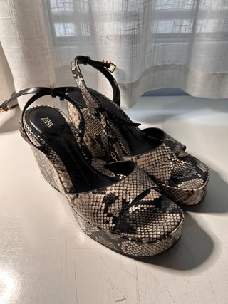 Sandalias de cuña Zara efecto serpiente
