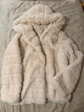 Abrigo de pelo beige con capucha