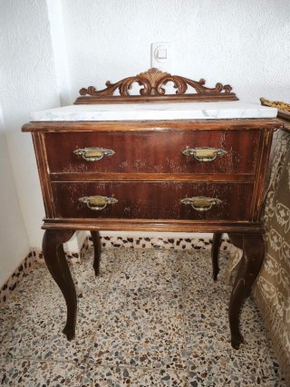 Mesita de noche de madera y mármol, el precio und
