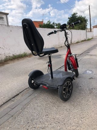 Patín eléctrico de 3 ruedas con asiento