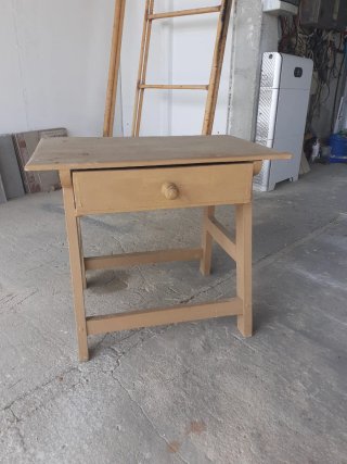 Mesa de cocina antigua de madera