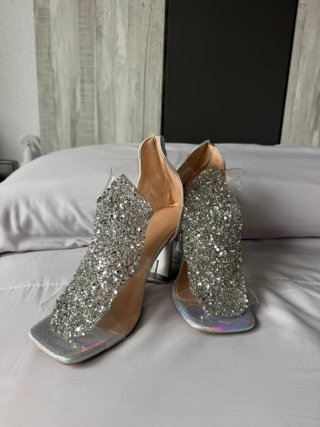 Zapatos de tacón con brillo plateados