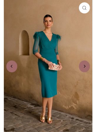 Vestido de fiesta midi con plumas