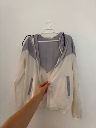 Chaqueta Cortavientos Beige y Gris