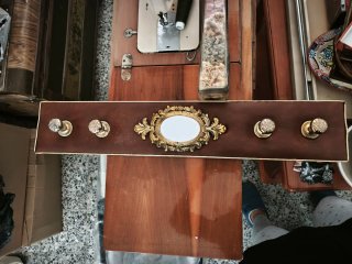 Percha de pared con espejo decorativo