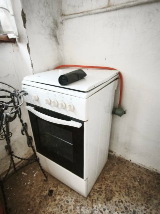 Cocina de gas Beko blanca con horno