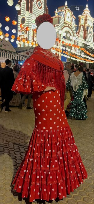 Traje de flamenca rojo con lunares blancos