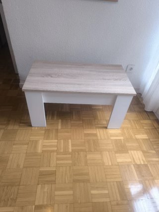 Mesa de centro elevable. Con algún defectillo.