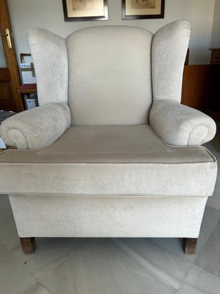 Sillón orejero beige