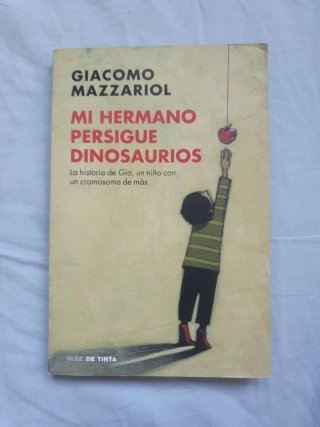 Mi hermano persigue dinosaurios: la historia de...