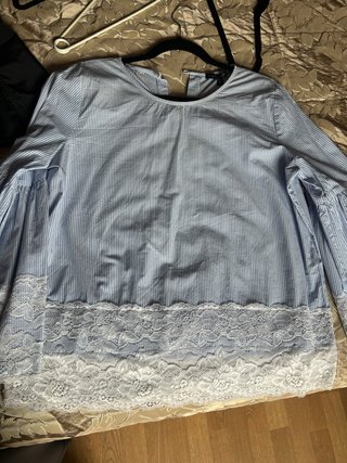 Blusa romántica de rayas con encaje