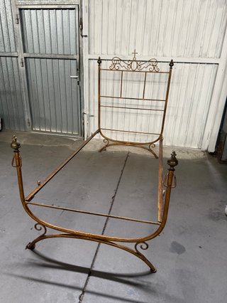 Cama antigua forja maciza dorada