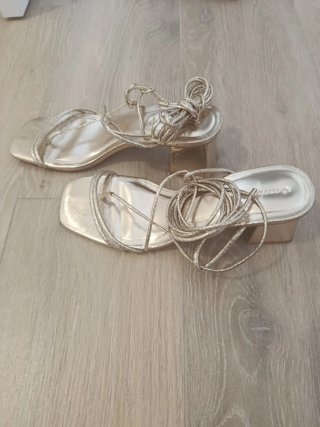 Sandalias de tacón doradas con tiras