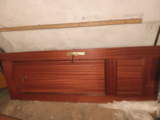 Puerta de Madera con Herrajes Dorados