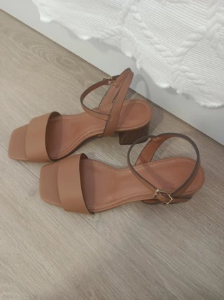 Sandalias de tacón color marrón muy cómodas .