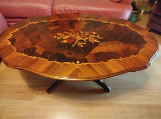 Mesa de centro de madera con marquetería
