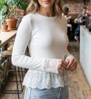 Camiseta blanca con detalles de encaje