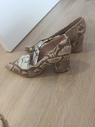 Zapatos de salón con estampado animal