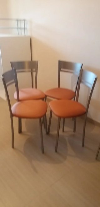 Set de 4 sillas con estructura metálica