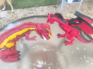 Set de 2 Figuras de Dinosaurio y Dragón