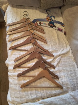 Set de 11 perchas de madera y 2 de plástico