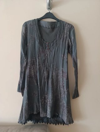 Vestido estampado gris