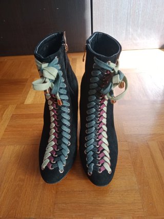 Botines de tacón negros con cordones