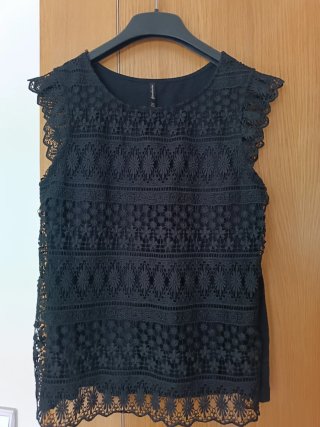 Top negro de encaje Stradivarius