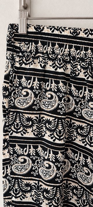 Pantalón estampado paisley con bolsillos