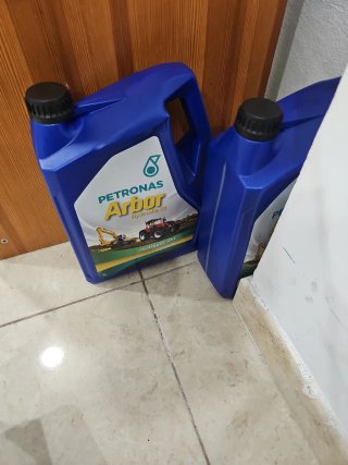 2 Garrafas de Aceite Hidráulico Petronas Arbor