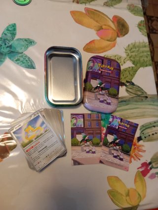 Mini Tin Pokémon con 54 carte e adesivi