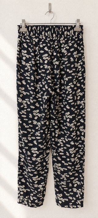 Pantalón estampado de hojas con bolsillos