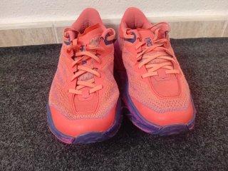 Zapatillas Hoka Rojas y Moradas