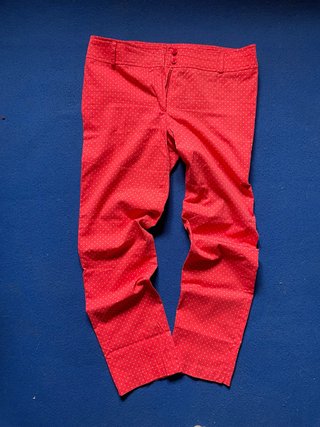Pantalón recto coral con micro lunares