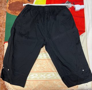 Pantalón Corto Negro Devajo Rodilla