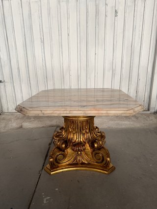 Mesa antigua de mármol y madera