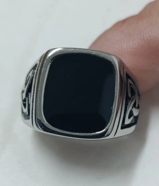 Anillo con piedra negra y detalles celtas