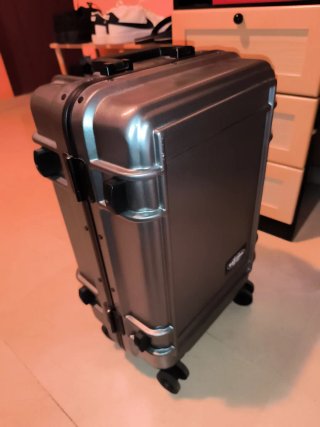 Maleta de cabina Eastpak gris