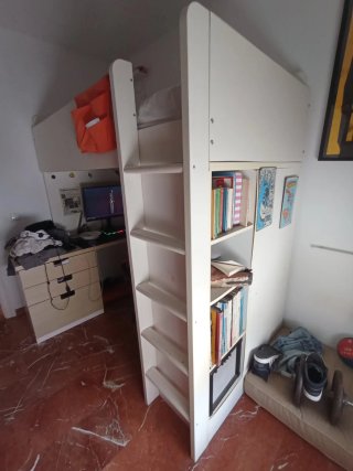 Cama alta con escritorio y estantería