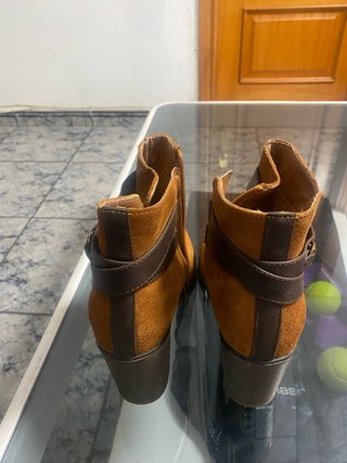 Botines marrones con detalle de hebilla