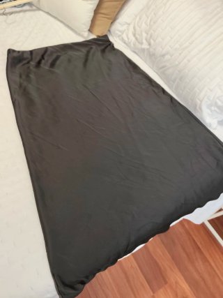 Falda Midi Satinada Negra