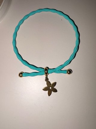Pulsera con colgante de flor