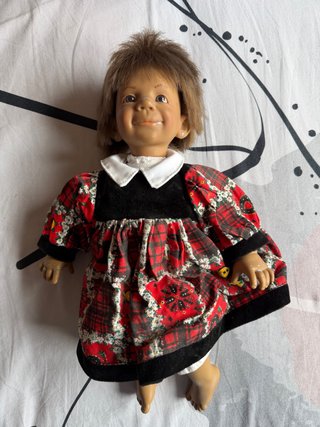 Muñeca con vestido de cuadros