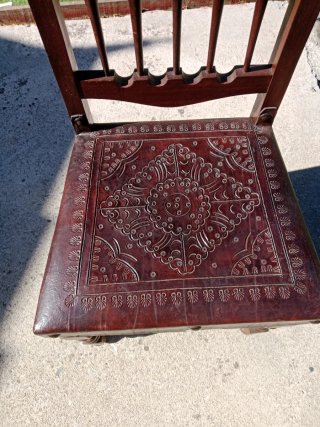 Silla Antigua de Madera y Cuero