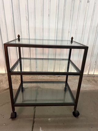 Mesita auxiliar cristal y hierro