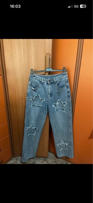 Pantalón Vaquero con Parches de Estrellas