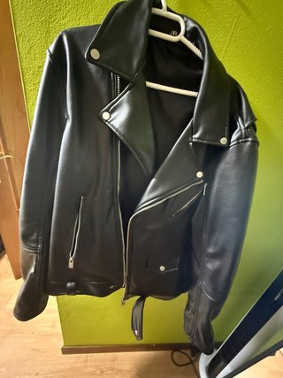 Cazadora de cuero Zara negra