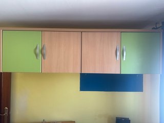 Estantería con puertas