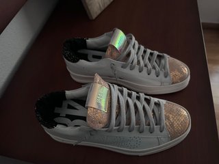 Zapatillas mujer P448 Blancas y Doradas